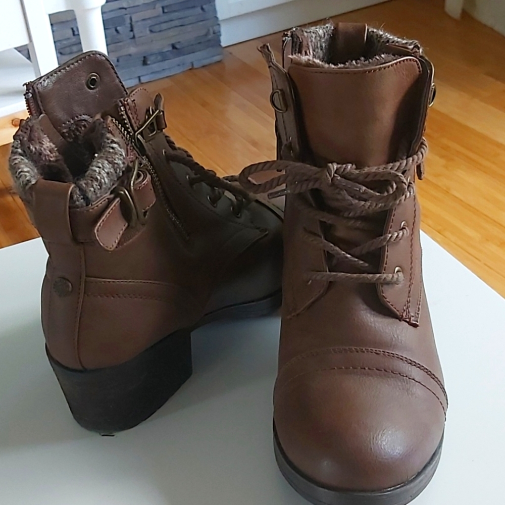 Brown boots size 10, winter boots, low heels